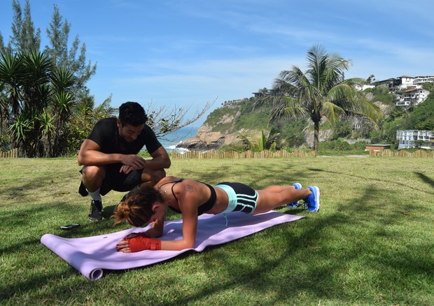 Personal trainer entrega o treino de Mariana Goldfarb (Foto: Arquivo Pessoal)