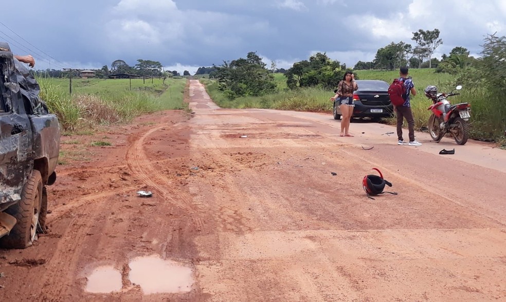 Com o impacto, motociclista foi arremessado para o outro lado da pista e morreu no local  — Foto: Arquivo/PM-AC