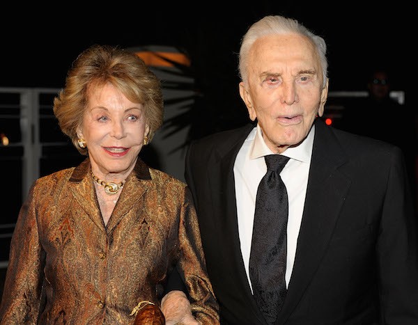 O ator Kirk Douglas com sua esposa, Anne Douglas (Foto: Getty Images)