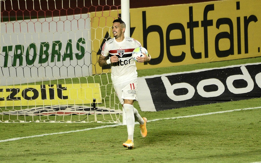 Luciano, do São Paulo comemora o gol contra o Flamengo — Foto: Marcos Ribolli