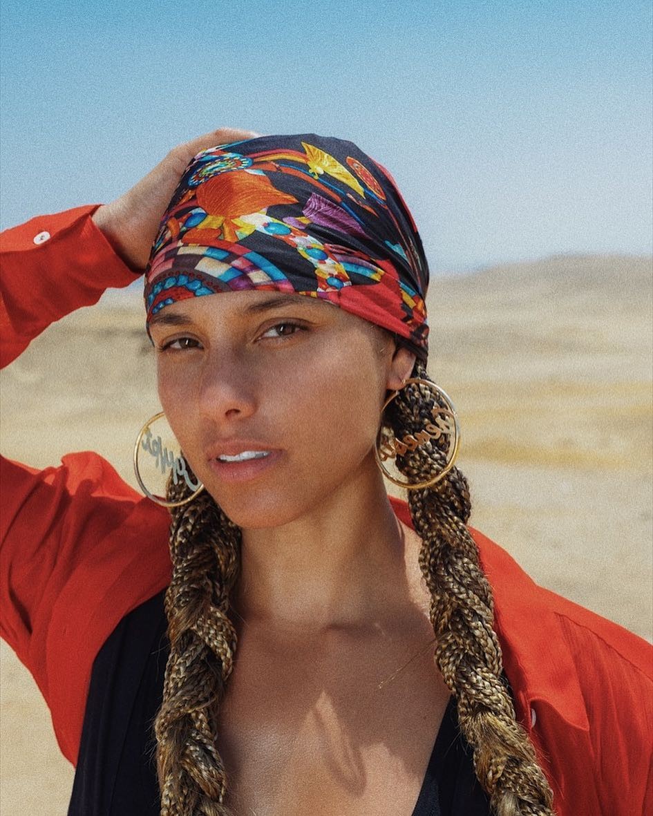 Alicia Keys usa lenço na cabeça (Foto: Instagram)