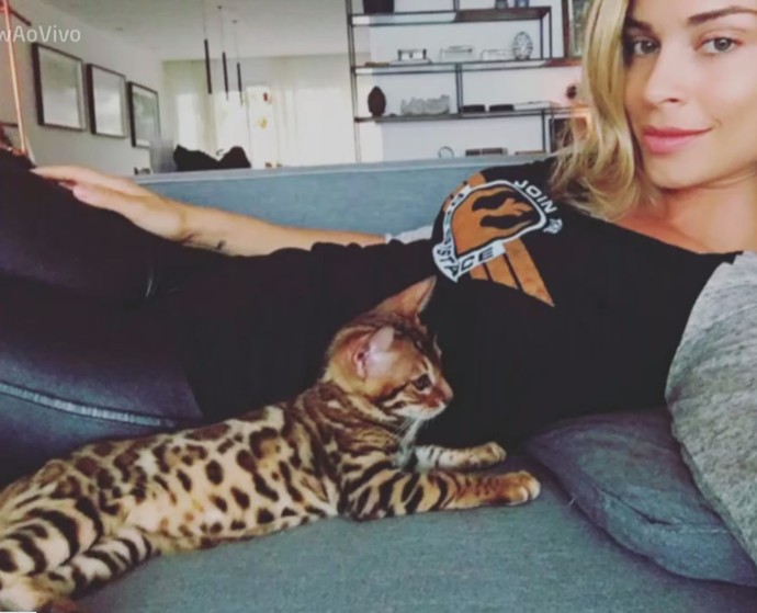 A atriz e seu gato de estimação (Foto: TV Globo)