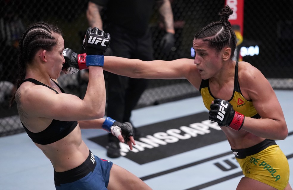 Glorinha de Paula ataca Jinh Yu Frey no UFC Edwards x Muhammad — Foto: Getty Images