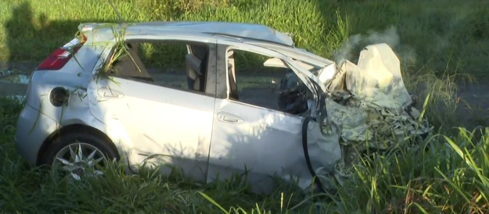 Acidente envolvendo cavalo, carro e caminhão mata motorista na BR-101; neblina pode ter causado batida — Foto: Reprodução/TV Bahia