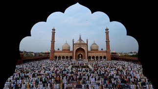 Devotos muçulmanos oferecem suas orações do Eid al-Adha em Jama Masjid nos bairros antigos de Nova Delhi, Índia  — Foto: MONEY SHARMA / AFP