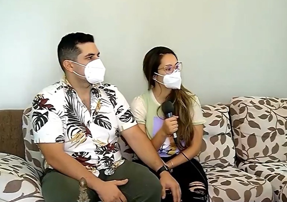 Casal tenta regularizar adoção de criança que cuidou durante 20 dias — Foto: TV Verdes Mares/Reprodução