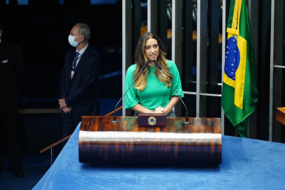 A deputada federal Flávia Arruda discursa na Câmara