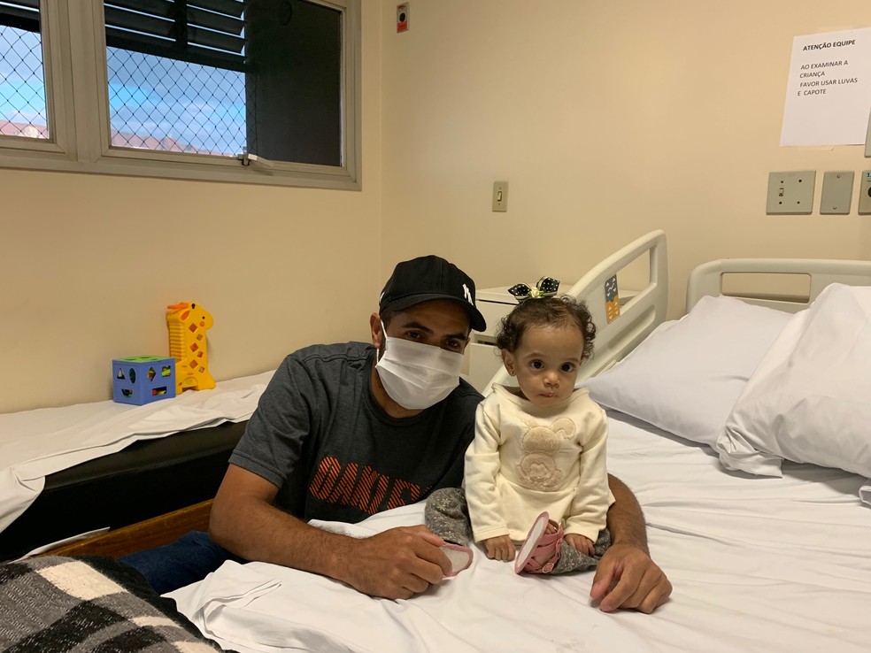 Pai e filha já estão em casa (na foto, aparecem no quarto do hospital) — Foto: Divulgação / Hospital das Clínicas