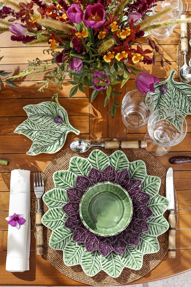 Vamos Receber: mesa decorada com verde e roxo para um almoço (Foto: Julio Acevedo)