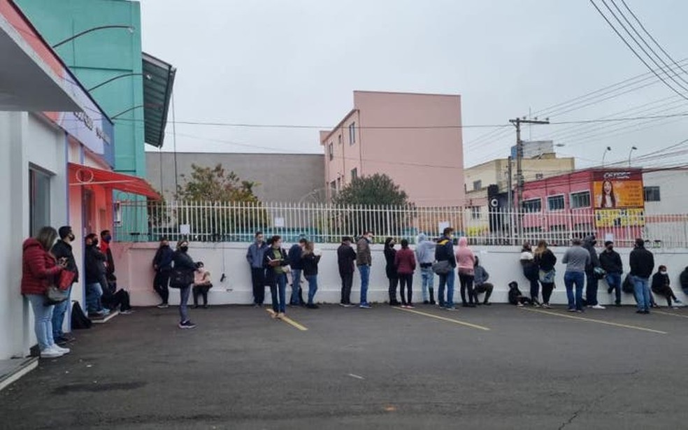 Fila para carregar o celular nesta terça (1º) em Caçador após cidade ficar sem luz  — Foto: Marlise Groth/Reprodução NSC 
