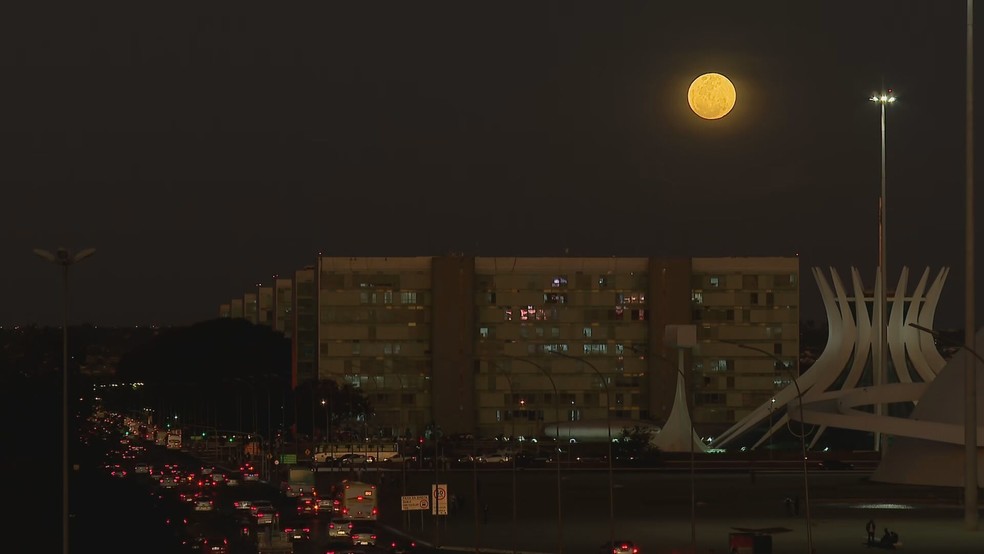 'Superlua dos cervos' no céu de Brasília — Foto: TV Globo/Reprodução