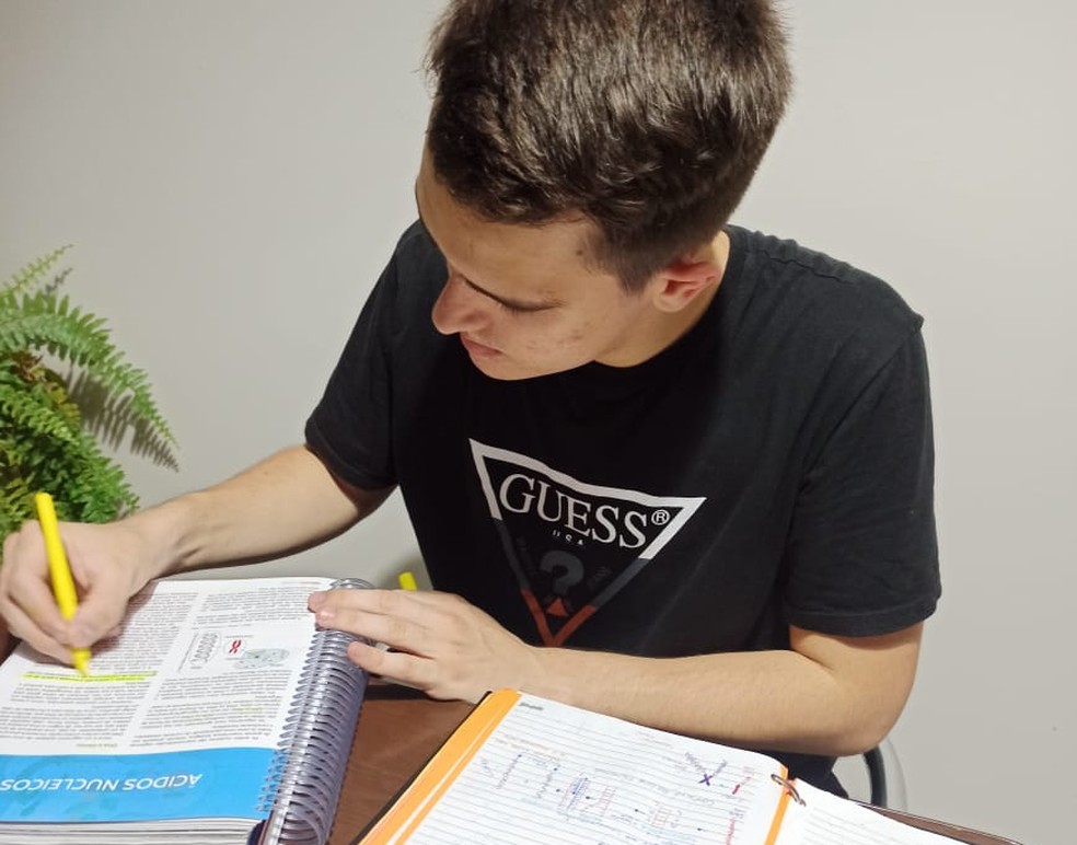 Gabriel Hungaro Freitas, 19 anos, faz cursinho pré-vestibular voltado a alunos de alto desempenho e se diz ‘tranquilo’ para o Enem 2020 — Foto: Arquivo Pessoal