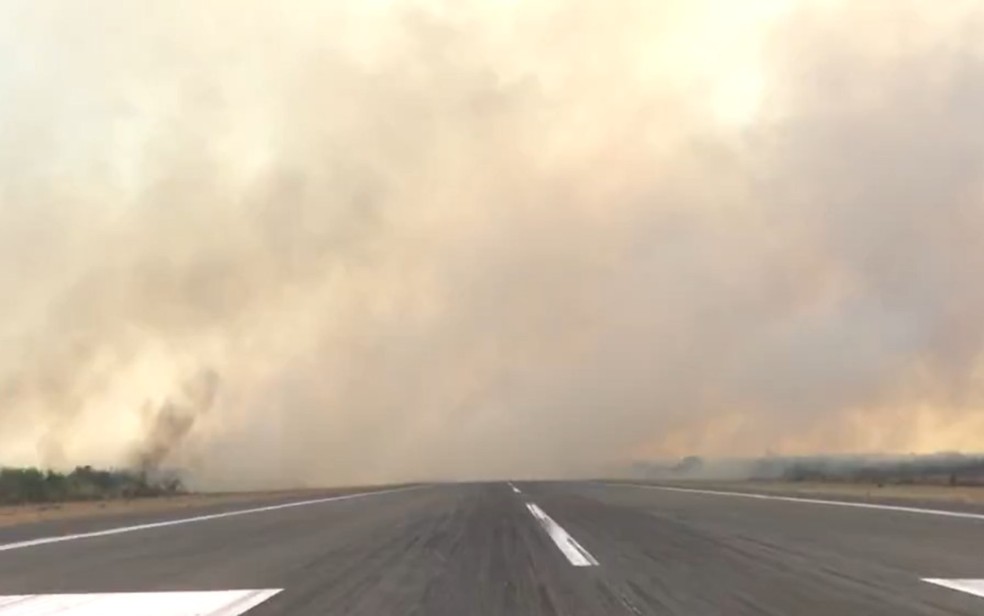 Incêndio que atinge Serra da Bandeira, em Barreiras, chega perto de aeroporto — Foto: Reprodução/TV Bahia