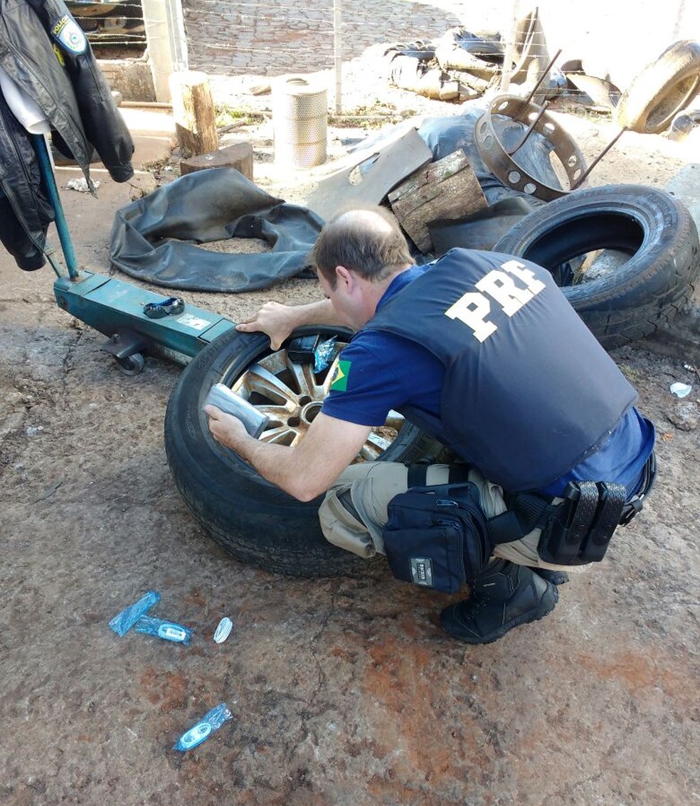 Motorista é preso com 125 iPhones escondidos em pneu (Foto: Divulgação/PRF)
