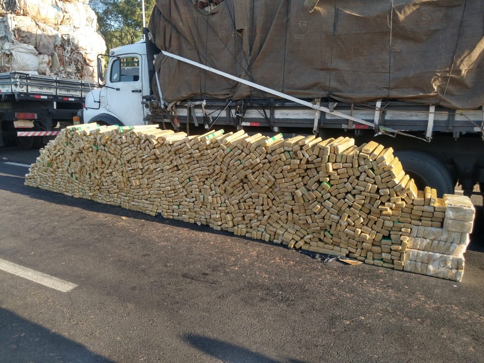 Mais de 2 toneladas de drogas foram encontradas em caminhões e apreendidas — Foto: Cedida