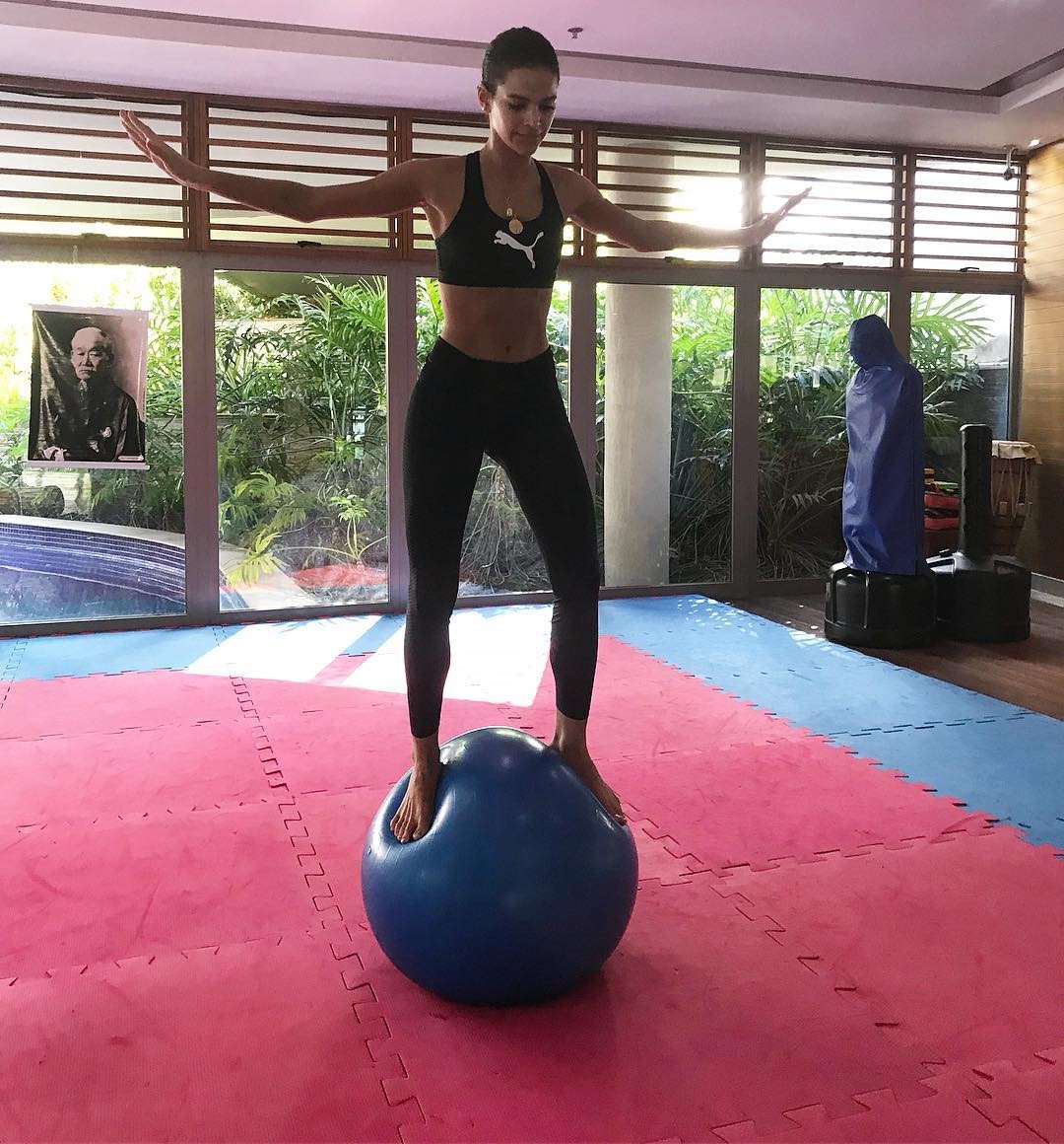 Bruna Marquezine se equilibra em bola durante treino com Chico Salgado (Foto: ReproduÃ§Ã£o/Instagram)