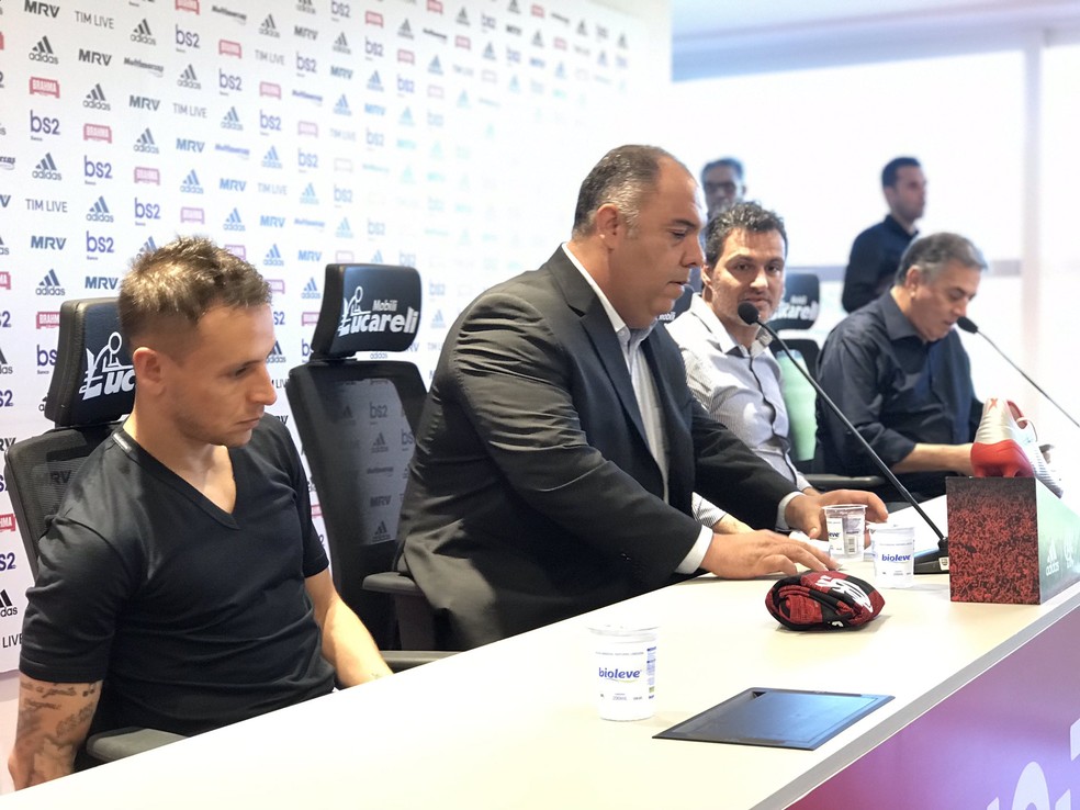 Rafinha é apresentado ao lado de Marcos Braz, Bruno Spindel e Paulo Pelaipe — Foto: cahe mota