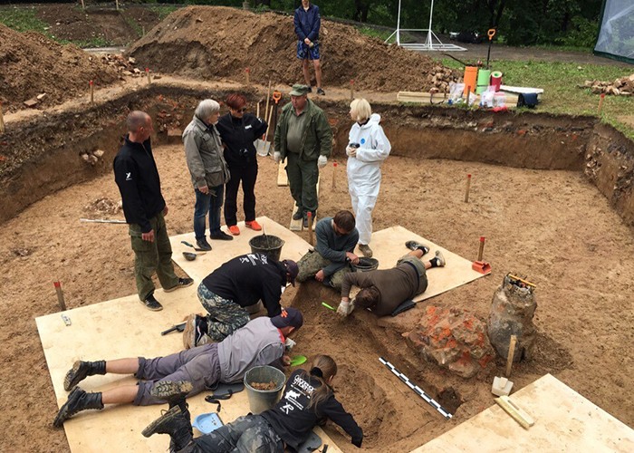 Arqueólogos encontraram os restos mortais em pista de dança (Foto: Rabochiy Put)
