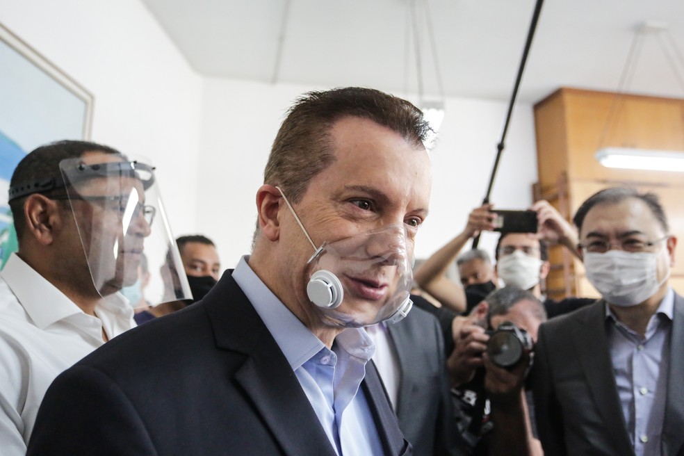 O candidato à prefeitura de São Paulo pelo PR, Celso Russomanno, visita a Associação Bunkyou, no rua São Joaquim, no bairro da Liberdade, região central da capital paulista, na manhã desta quarta-feira (14). — Foto: FÁBIO VIEIRA/FOTORUA/ESTADÃO CONTEÚDO