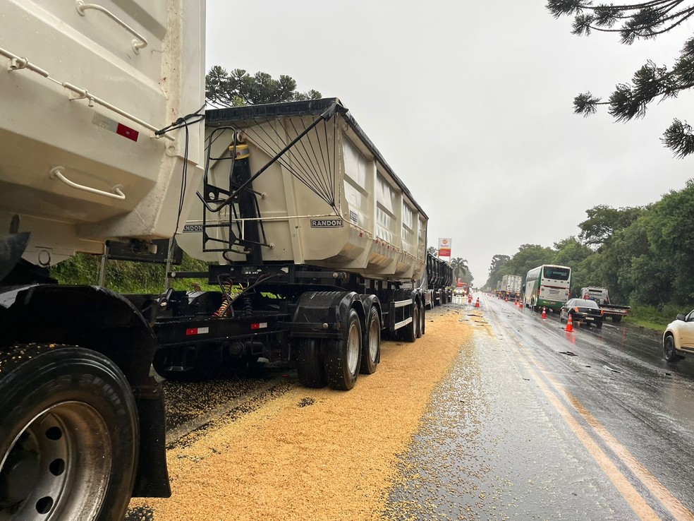 Idosa morre em batida entre caminhão e ônibus com cerca de 30 passageiros no Paraná — Foto: Elessandra Amaral/RPC