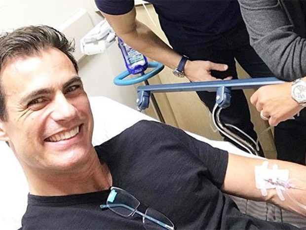 Carlos Casagrande posa sorridente em hospital (Foto: Reprodução/Instagram)