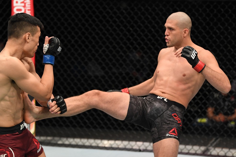 Brian Ortega chuta o Zumbi Coreano no segundo round — Foto: Getty Images