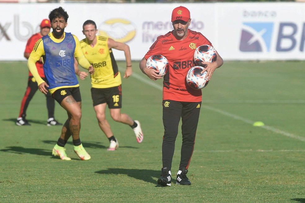 Vítor Pereira durante o treino desta segunda-feira  — Foto: Marcelo Cortes/ Flamengo 