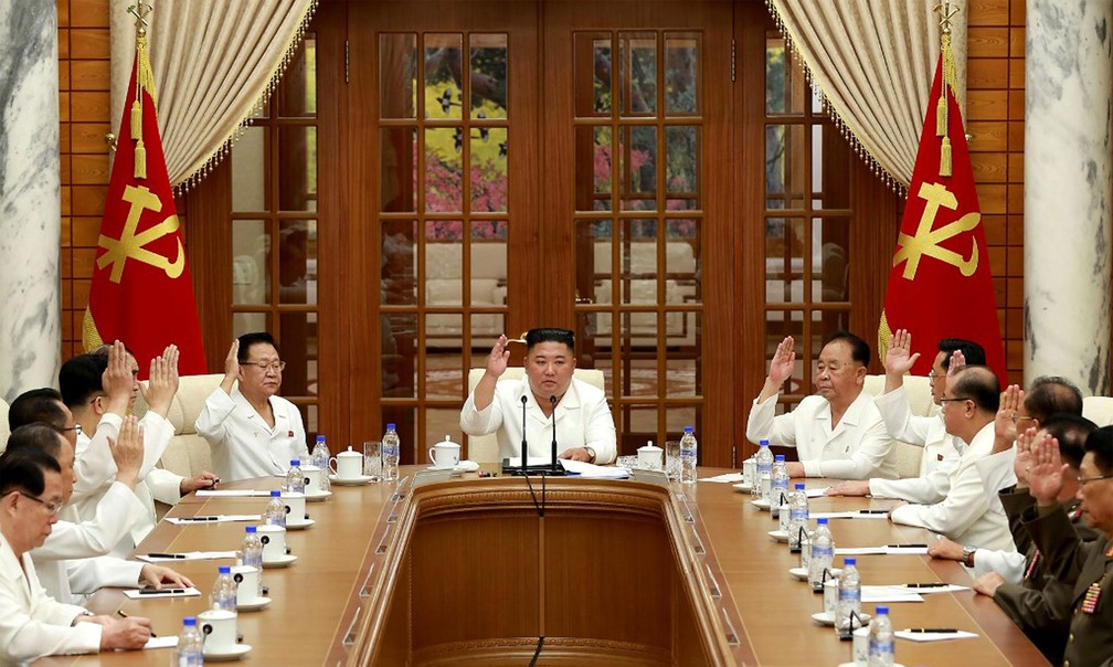 Líder norte-coreano, Kim Jong-un, participa de reunião com integrantes do Partido dos Trabalhadores da Coreia em Pyongyang na terça-feira (25)  — Foto: AFP / KCNA via KNS