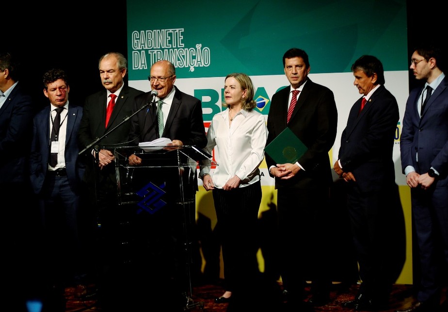 Alckmin acompanhado de Gleisi Hoffmann, Mercadante e outros para anunciar novos nomes da Transição