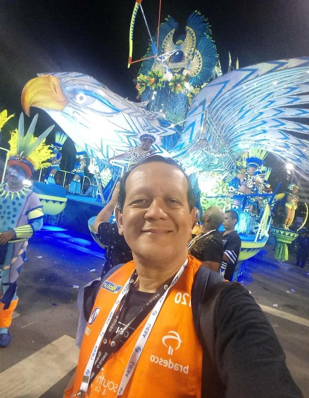 Cleomir Tavares em uma de suas coberturas do Carnaval do Rio (Foto: Reprodução/Instagram)
