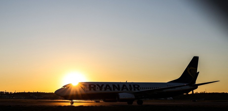 Avião da empresa Ryanair taxia no aeroporto Toulouse-Blagnac, no sul francês
