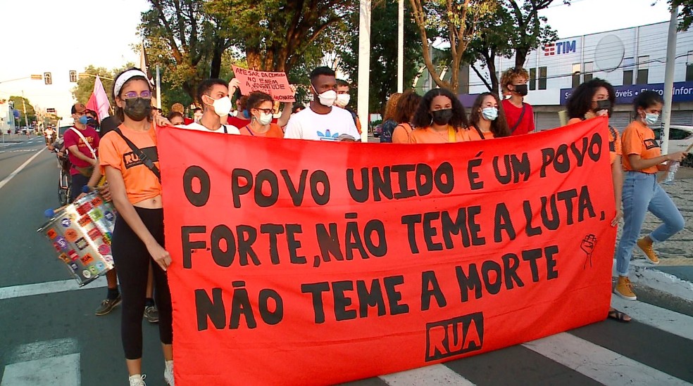 Manifestação contra o racismo e o governo Bolsonaro — Foto: TV Clube