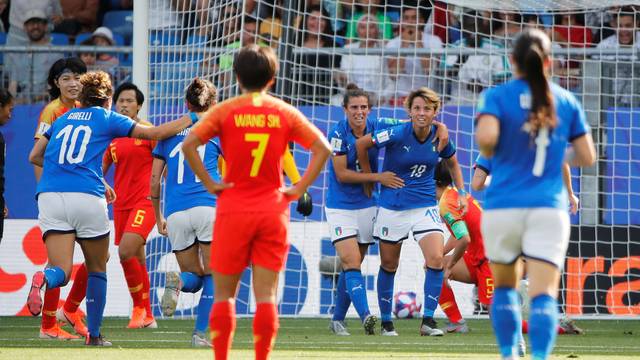 Giacinti comemora o primeiro gol italiano contra a China