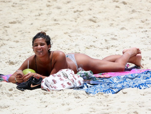 Giulia Costa na praia (Foto: AgNews)