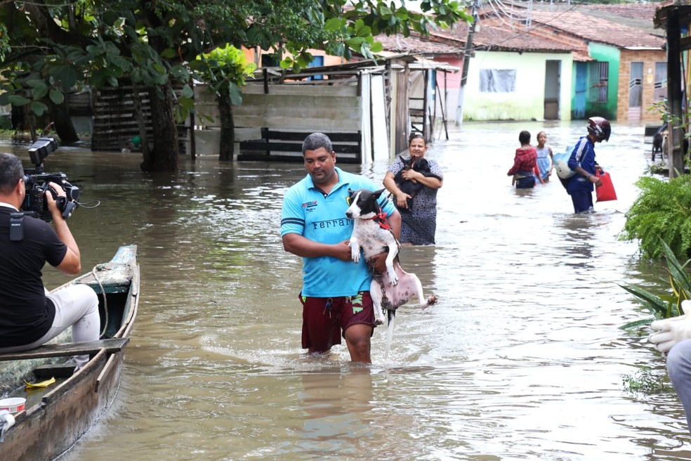 Moradores de Marechal Deodoro, na região metropolitana de Maceió, precisaram deixar suas casas por causas das chuvas intensas — Foto: Wellington Alves/Secom Marechal Deodoro