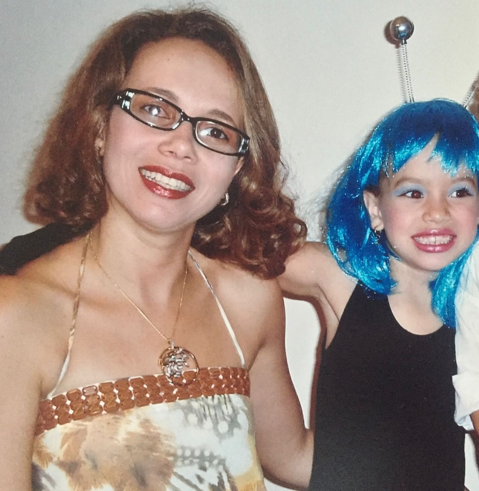 Letícia com Stephanie usando peruca azul em uma festinha da escola de BH  — Foto: Arquivo pessoal 