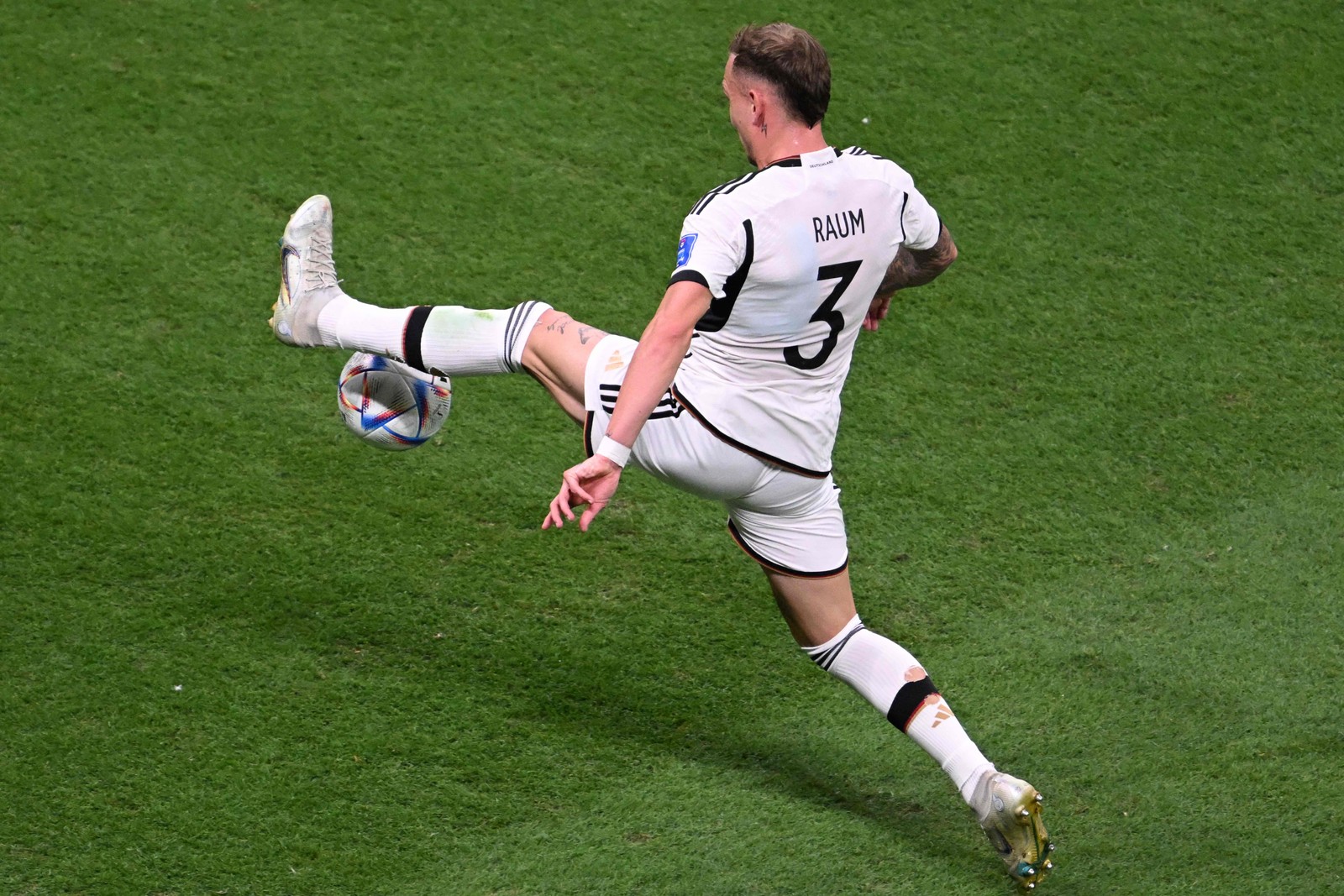 Zagueiro Raum, da Alemanha, se estica para dominar a bola — Foto: KIRILL KUDRYAVTSEV/AFP