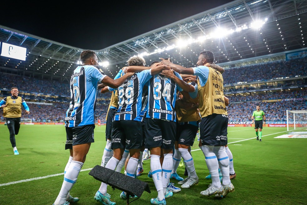 Grupo do Grêmio comemora vitória — Foto: Lucas Uebel/Grêmio