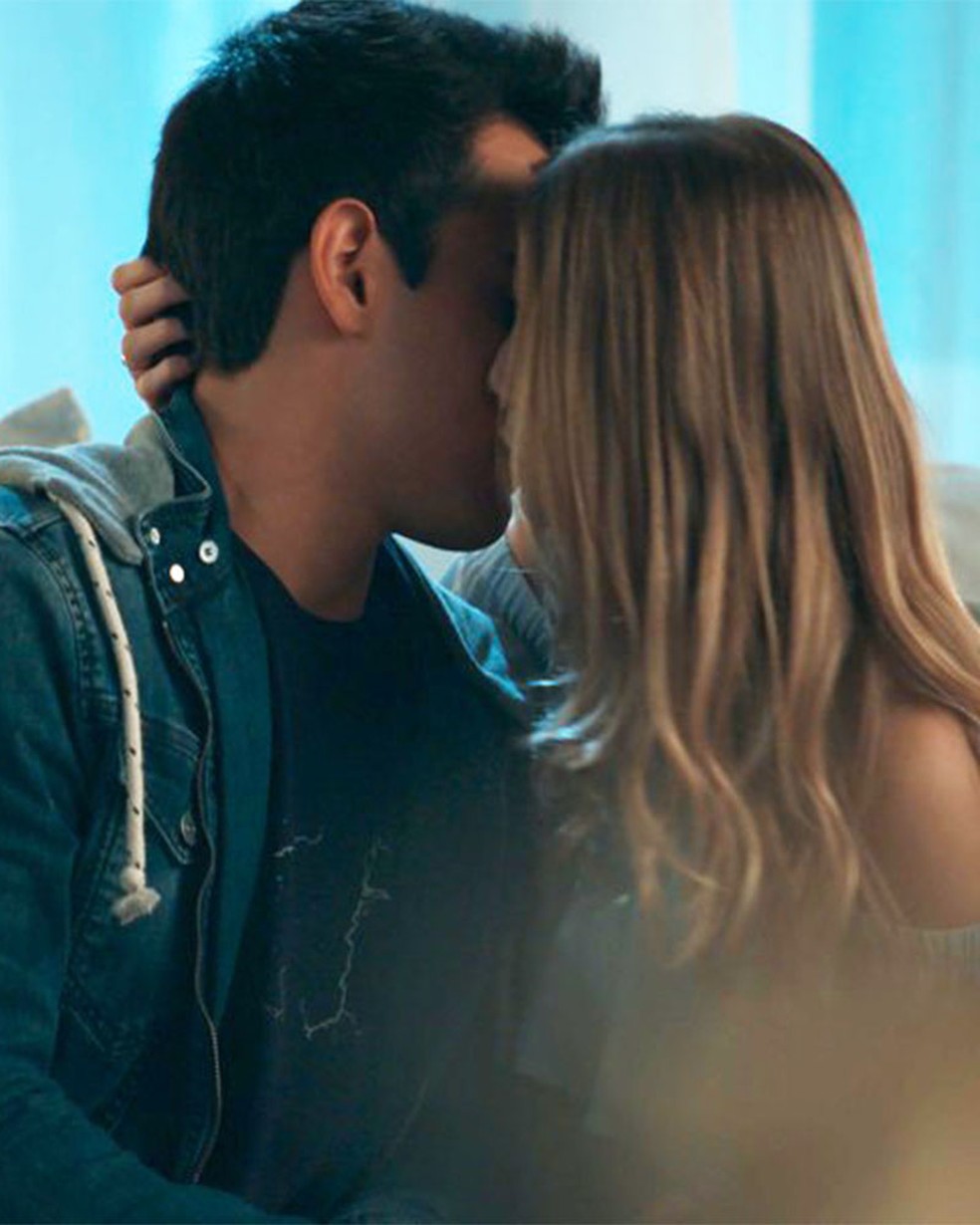 Guto (Bruno Gadiol) e Clara (Isabella Scherer) se beijam em 'Malhação - Viva a Diferença' — Foto: Globo