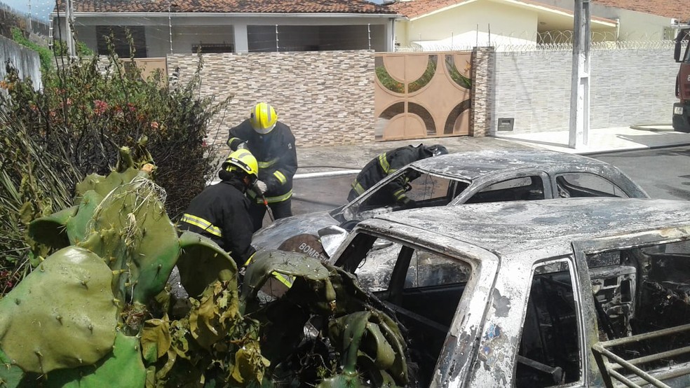 Segundo os bombeiros, chamas iniciaram em um dos veículos, e atingiram o outro que estava estacionado ao lado — Foto: Divulgação/Corpo de Bombeiros