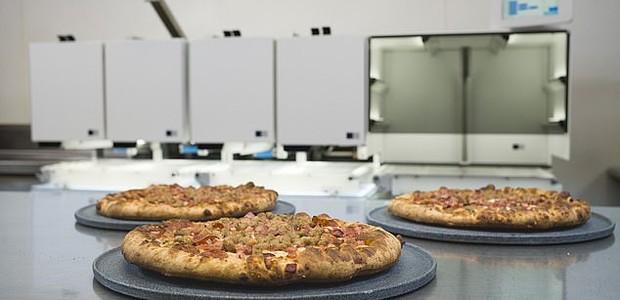 Durante a feira de inovação CES, a marca Picnic distribuiu pizzas feitas pelo robô. As grandes vantagens da inovação são a velocidade do serviço e a padronização dos produtos (Foto: DailyMail/ Reprodução)