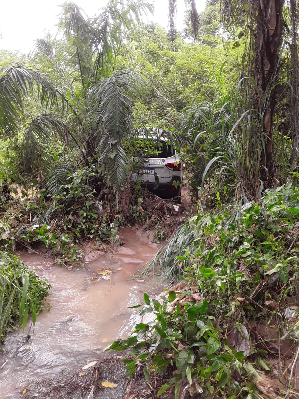 Carro com família é arrastado pela água da chuva na Zona Sul de Teresina — Foto: Arquivo pessoal