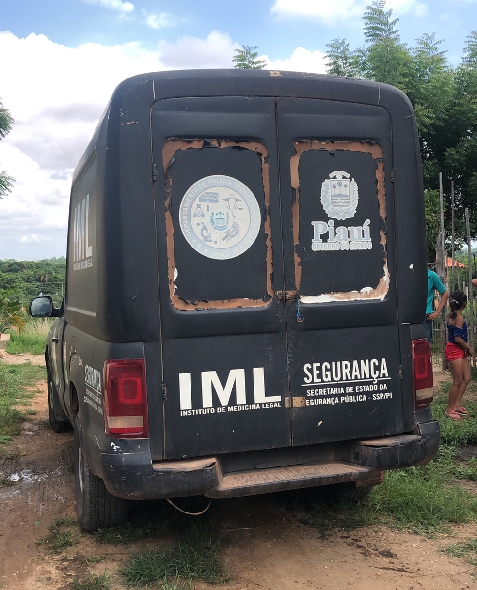 Viatura do Instituto de Medicina Legal (IML) — Foto: Ravi Marques /TV Clube