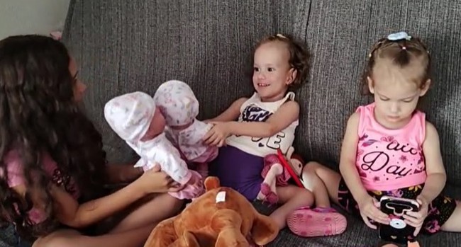 Helo e Valentina se divertem com a irm mais velha em casa