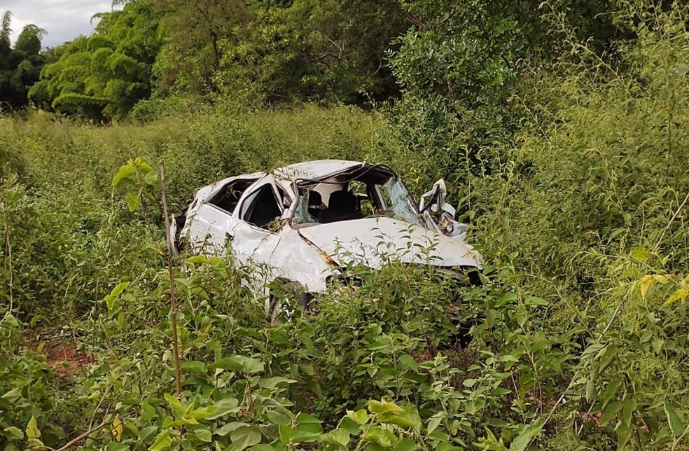 Carro capota e para na mata ao lado de vicinal entre Avanhandava a Promissão — Foto: Avanews/Divulgação