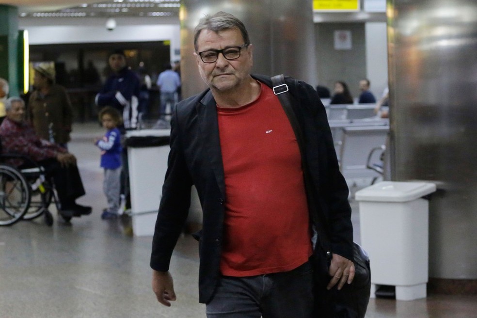 Cesare Battisti chega a Cumbica, em Guarulhos, após ser solto pela Justiça em novembro de 2017 (Foto: Nelson Antoine/Estadão Conteúdo)