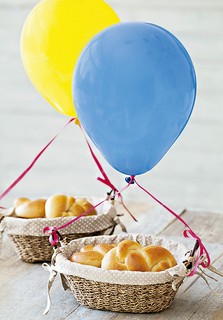 Pãezinhos e roscas são os “passageiros” desses balões com cestas de palha