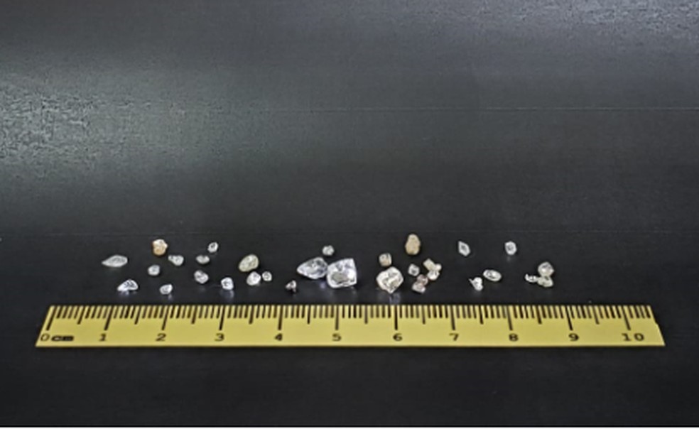 Pedras que aparentam ser diamantes foram apreendidas em Espigão do Oeste — Foto: PF/Divulgação