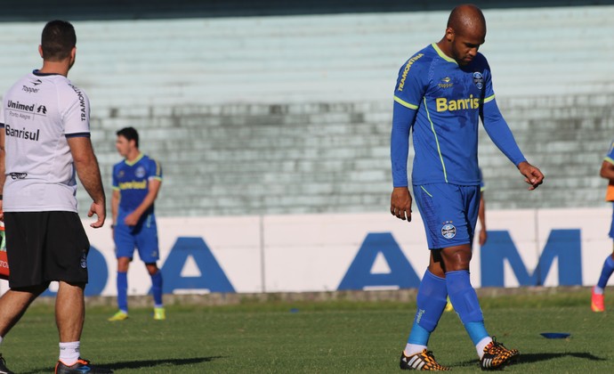 Fellipe Bastos sente dores na coxa e deixa treino mais cedo no Olímpico