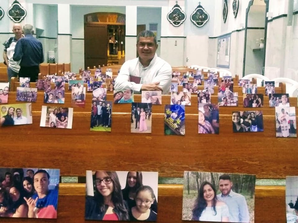 Paróquia de Quintana decora bancos com fotos de fiéis para celebrar missa à distância — Foto: Arquivo pessoal/Allyson Saulo Cabrini